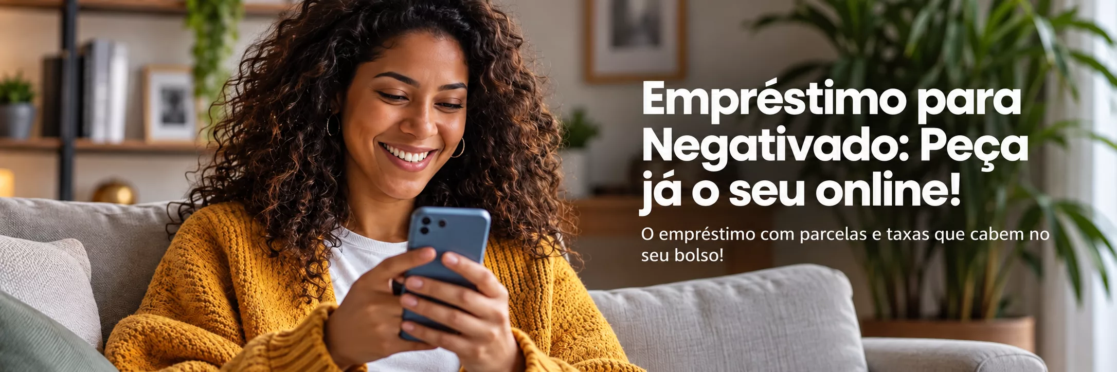 Pessoa consultando uma simulação de crédito no celular